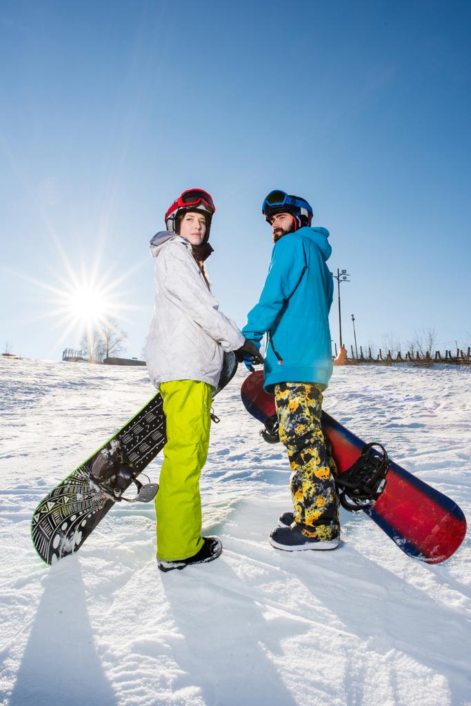 男性と女性のスノーボード - 写真・画像