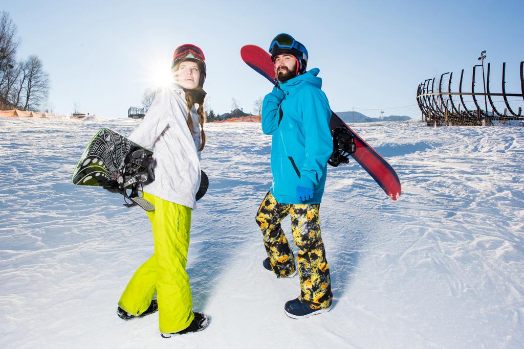 Hombre y mujer con tablas de snowboard
 - Foto, Imagen