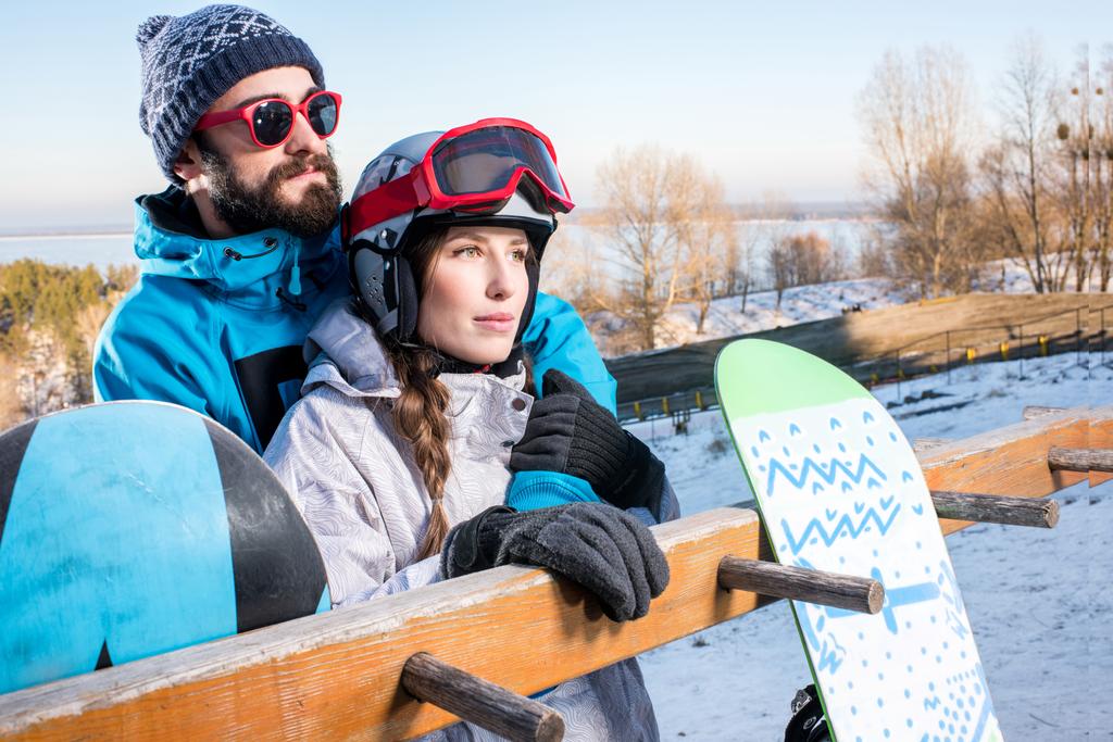 Paar Snowboarder umarmen sich - Foto, Bild