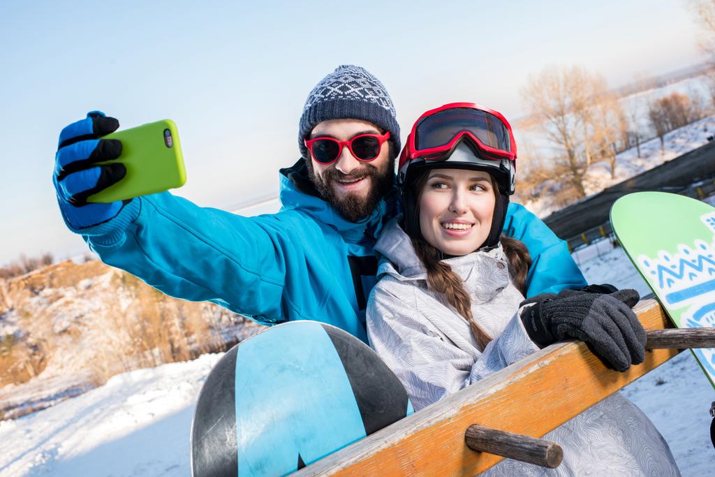 Snowboarders maken selfie   - Foto, afbeelding