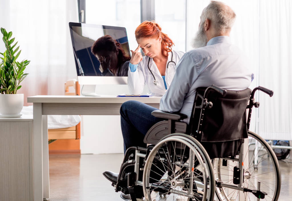Arzt und Patient im Rollstuhl - Foto, Bild