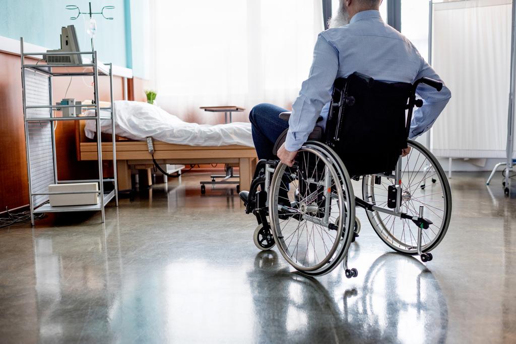 Patiente âgée en fauteuil roulant
 - Photo, image
