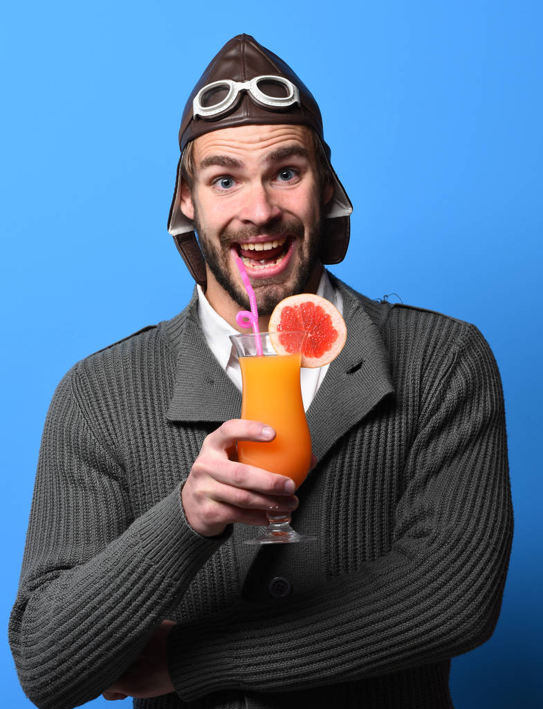 бородатый пилот с коктейлем в стекле - Фото, изображение