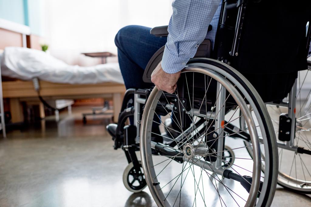 Vanhempi pyörätuolissa oleva potilas
 - Valokuva, kuva