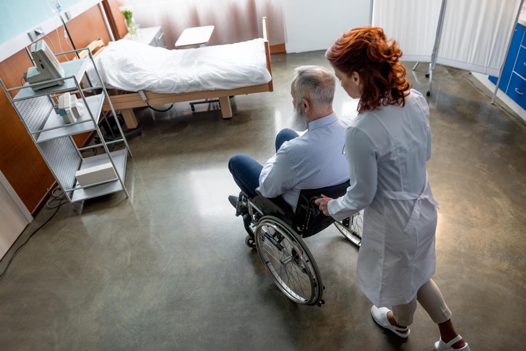 医師と患者の車椅子  - 写真・画像
