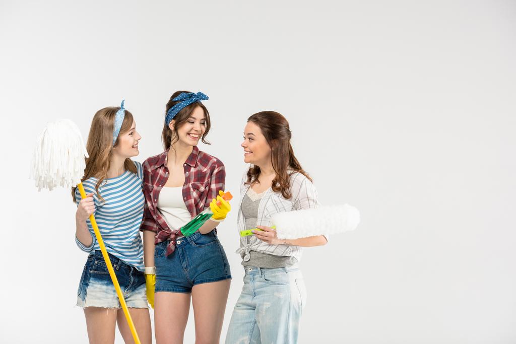 Giovani donne con prodotti per la pulizia
 - Foto, immagini