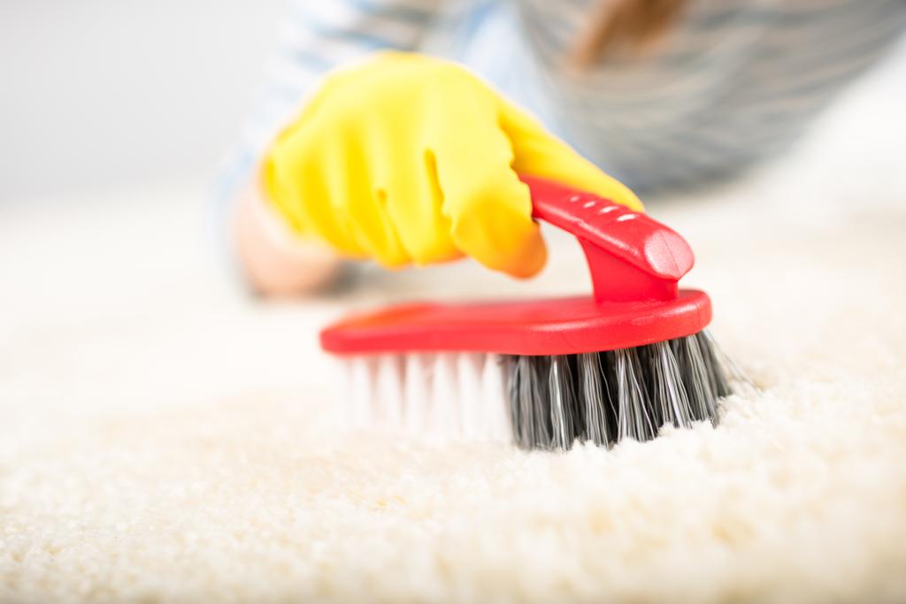 Frau putzt Teppich - Foto, Bild