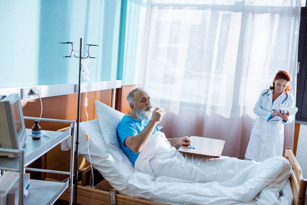 starší muž v nemocnici  - Fotografie, Obrázek