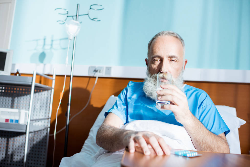 starší muž v nemocnici  - Fotografie, Obrázek