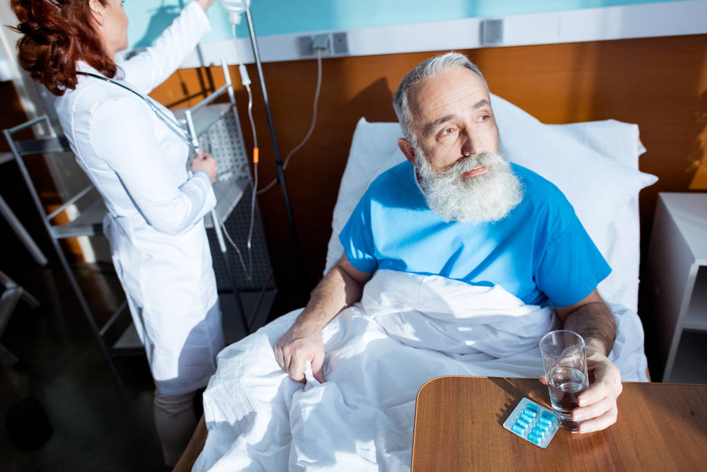 starszy człowiek w szpitalu  - Zdjęcie, obraz