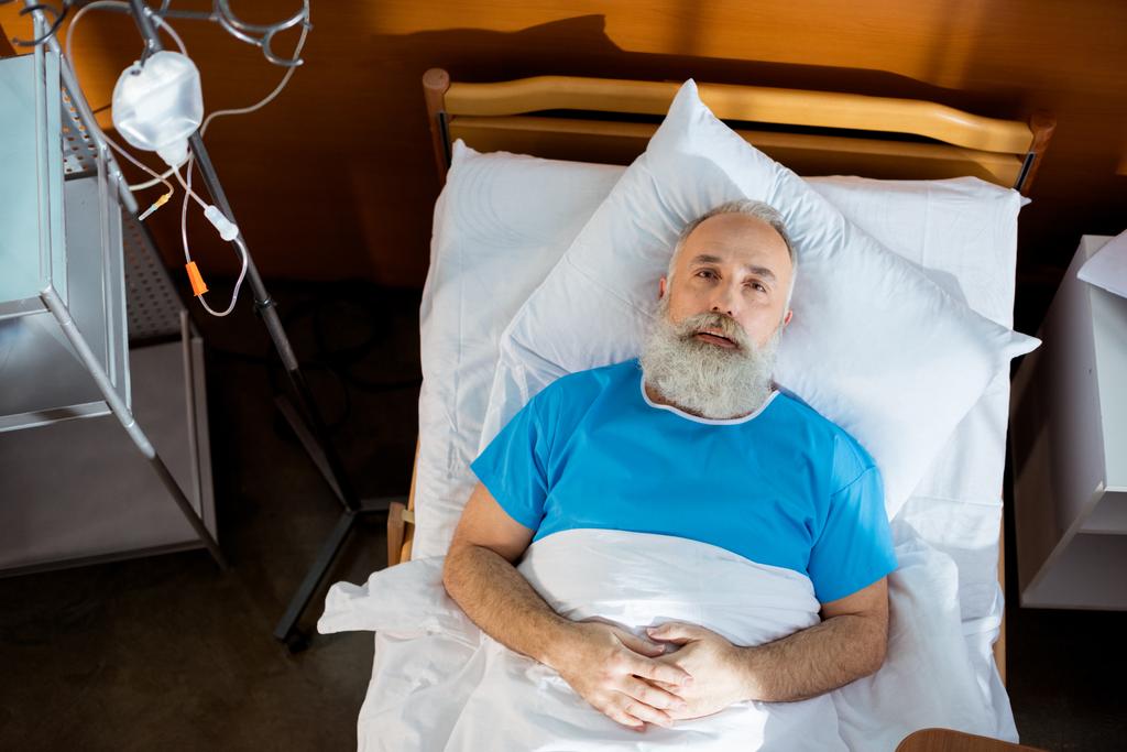 Homme âgé dans un lit d'hôpital
 - Photo, image