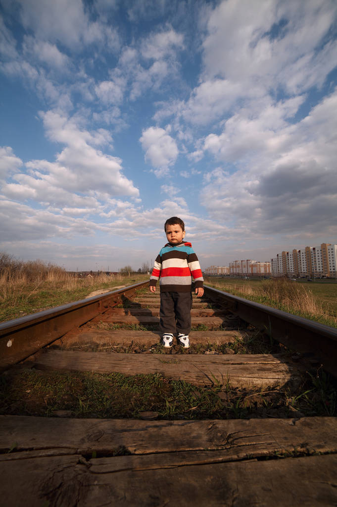 petit beau garçon joue sur le chemin de fer
 - Photo, image