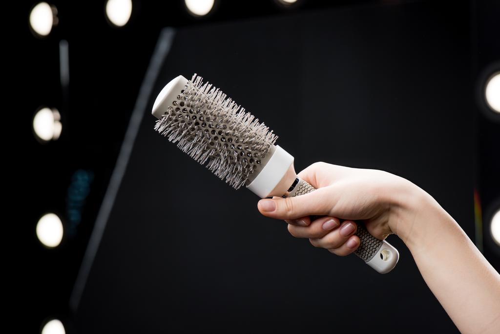 Жіноча рука з пензлем для волосся
 - Фото, зображення