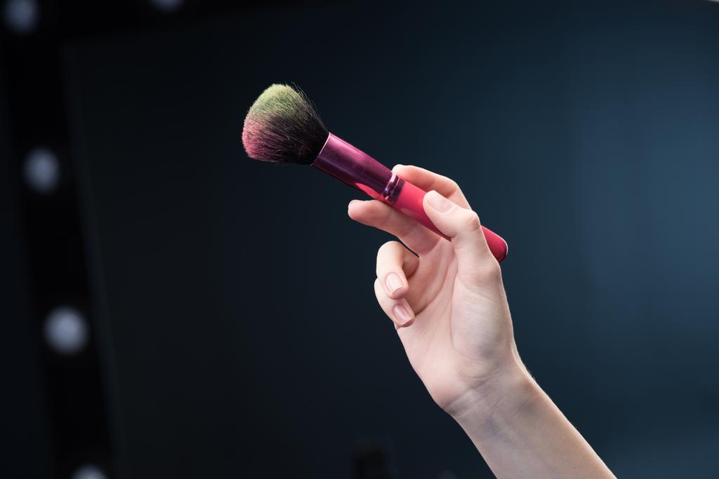 make-up borstel in de hand - Foto, afbeelding