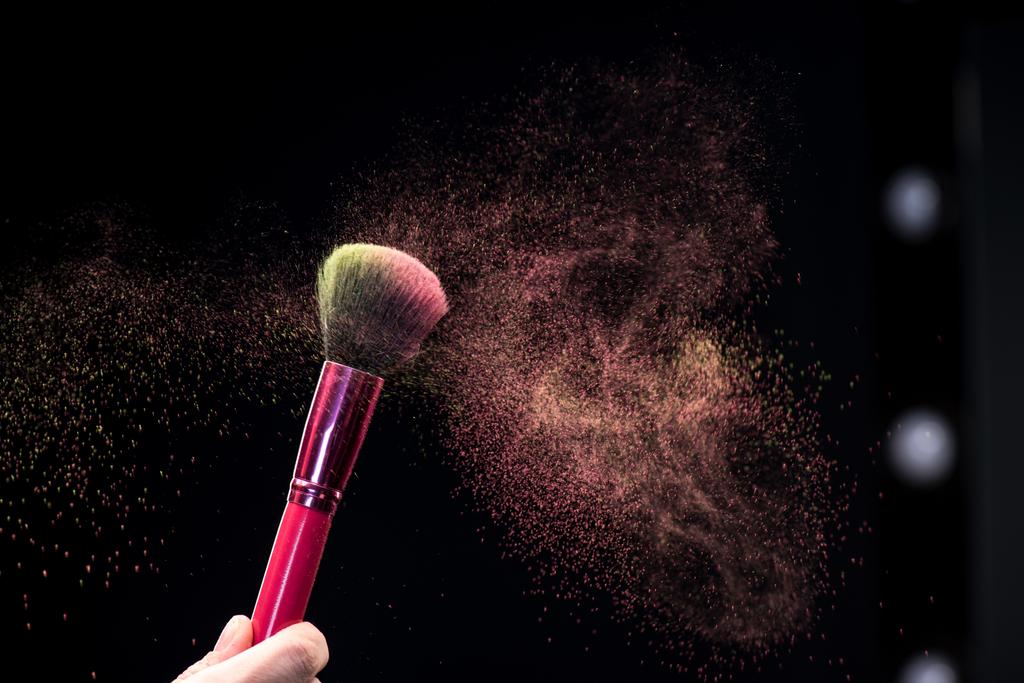 Makijażu pędzel z eksplozji w proszku - Zdjęcie, obraz