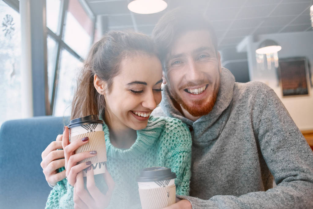coppia innamorata in un appuntamento in un caffè a San Valentino
 - Foto, immagini
