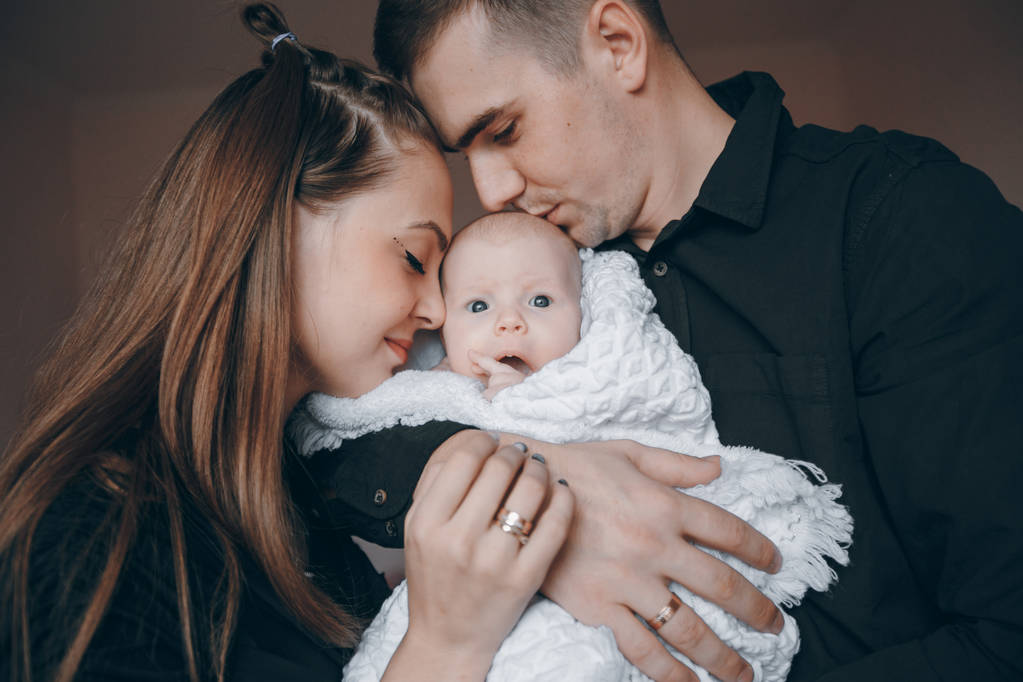 giovane famiglia con neonato
 - Foto, immagini