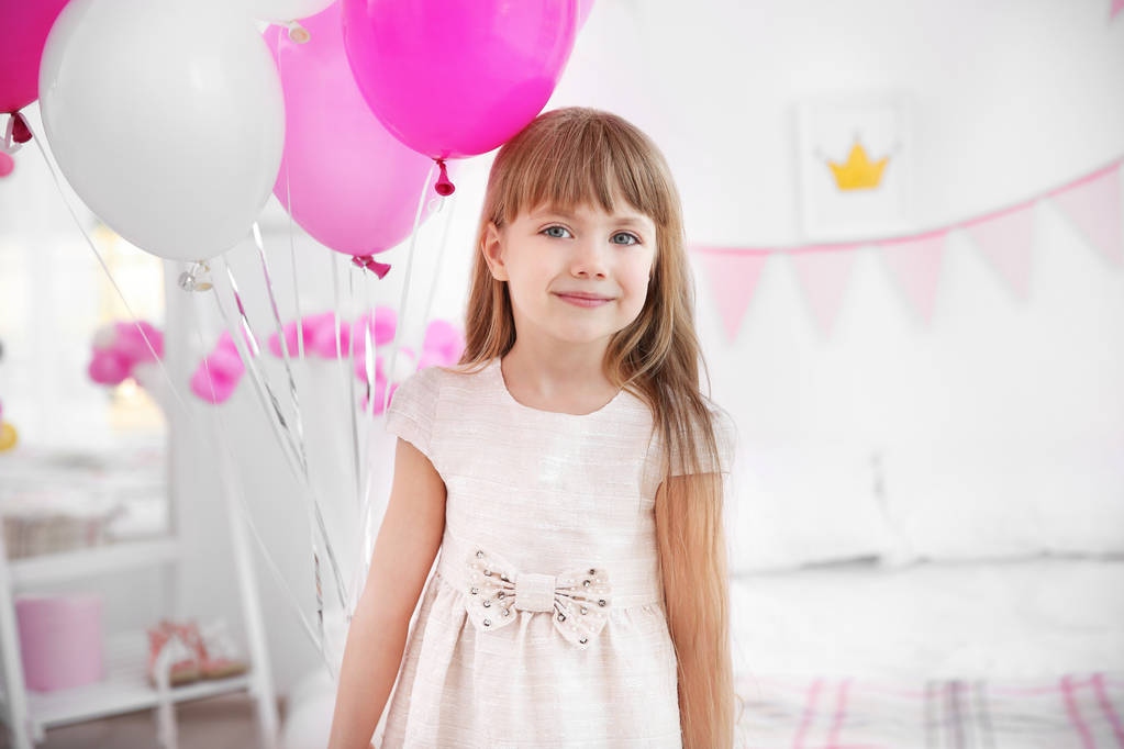 Милая девушка с разноцветными воздушными шарами
 - Фото, изображение
