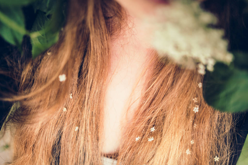 witte bloemen en mooie vrouw  - Foto, afbeelding