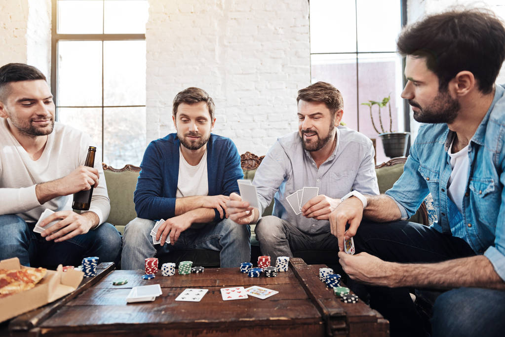 Goed uitziende mannelijke vrienden pokeren - Foto, afbeelding