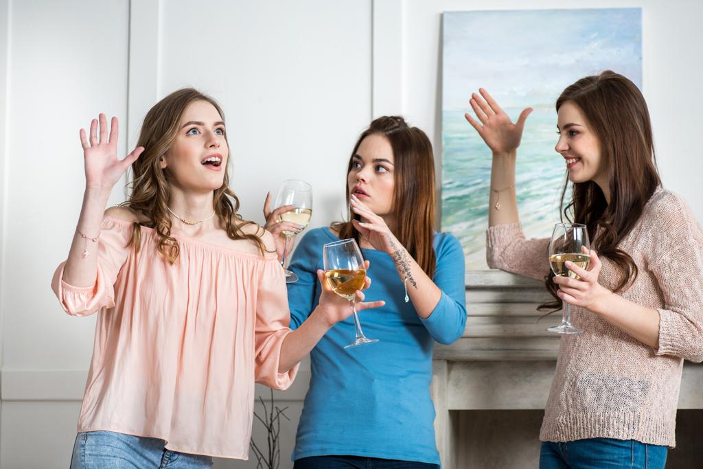 ワインを飲む女性  - 写真・画像