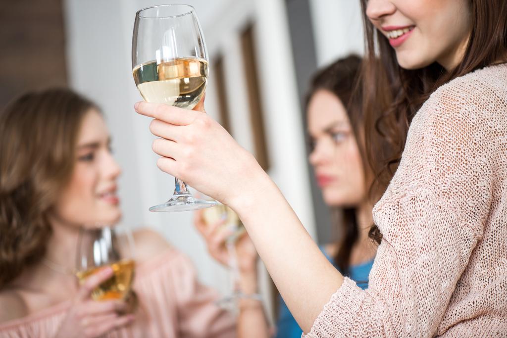 ženy se sklenicí vína - Fotografie, Obrázek