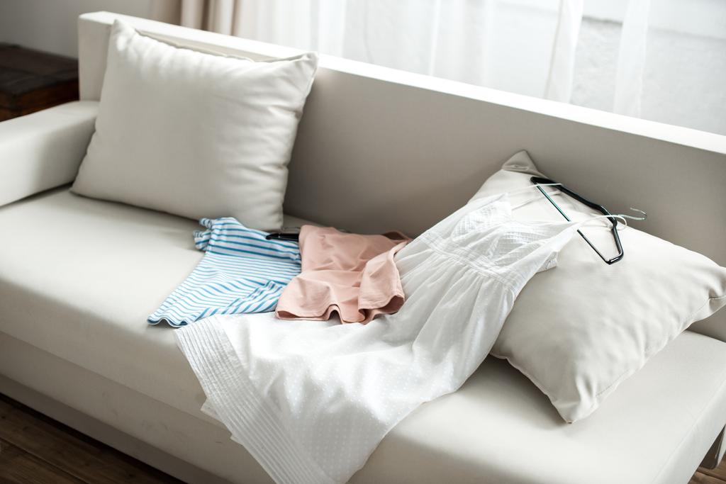 Ρούχα ξαπλωμένη στον καναπέ - Φωτογραφία, εικόνα
