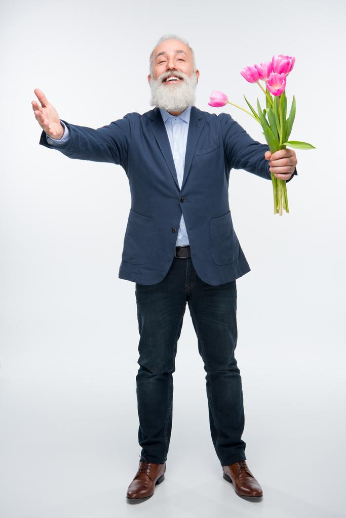 Старший мужчина с тюльпанами
  - Фото, изображение
