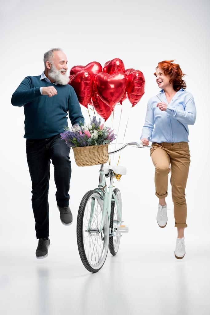 自転車と成熟したカップル  - 写真・画像
