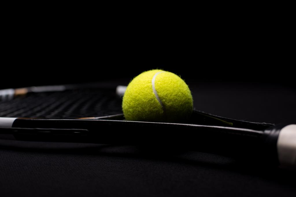 Pelota de tenis y raqueta
   - Foto, Imagen