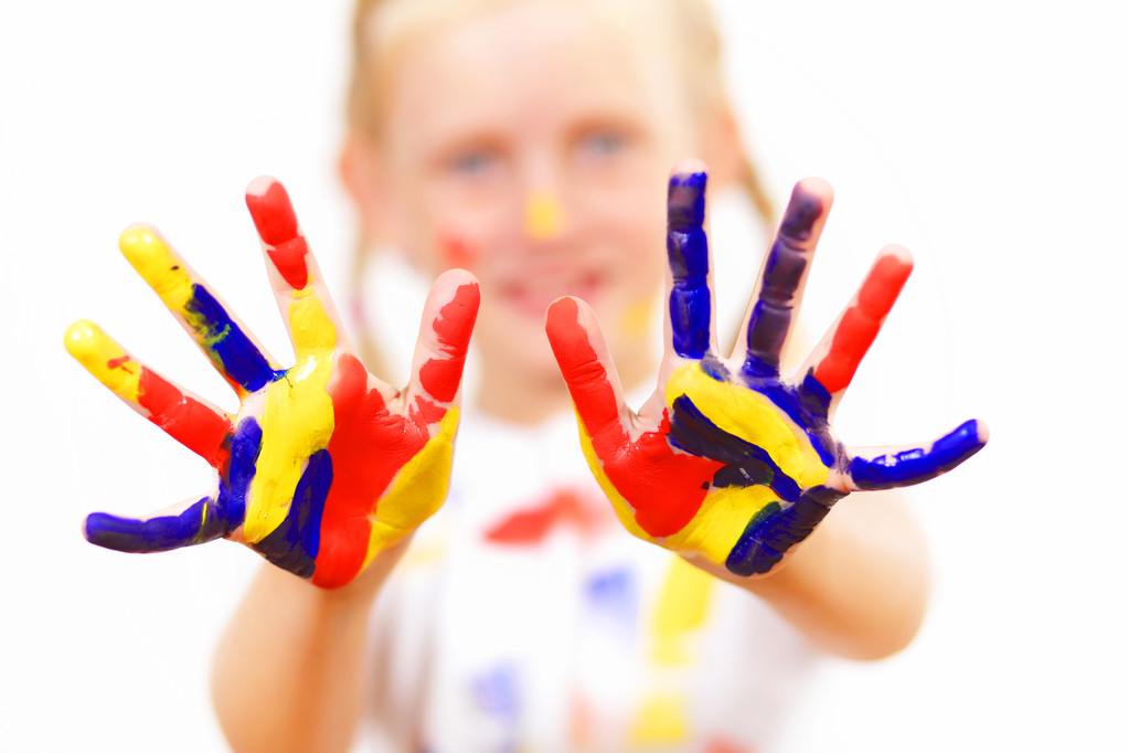 Bambino felice con vernice sulle mani
 - Foto, immagini