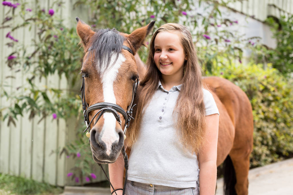 Ragazza adolescente con il suo pony
 - Foto, immagini