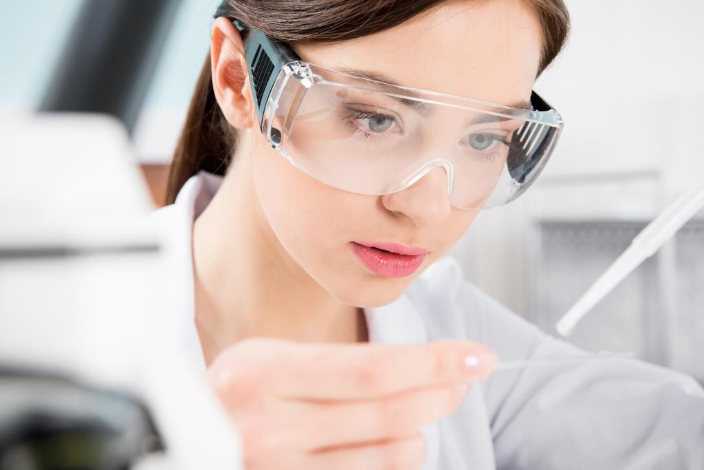 Científica en gafas protectoras
  - Foto, imagen