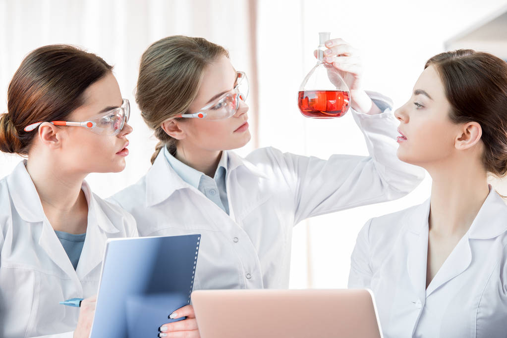 női tudósok a laboratóriumi - Fotó, kép