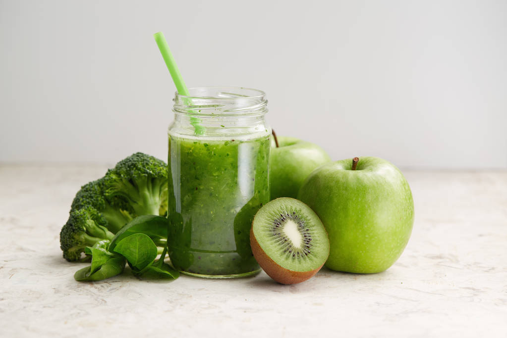 Smoothie verde saludable e ingredientes
 - Foto, Imagen