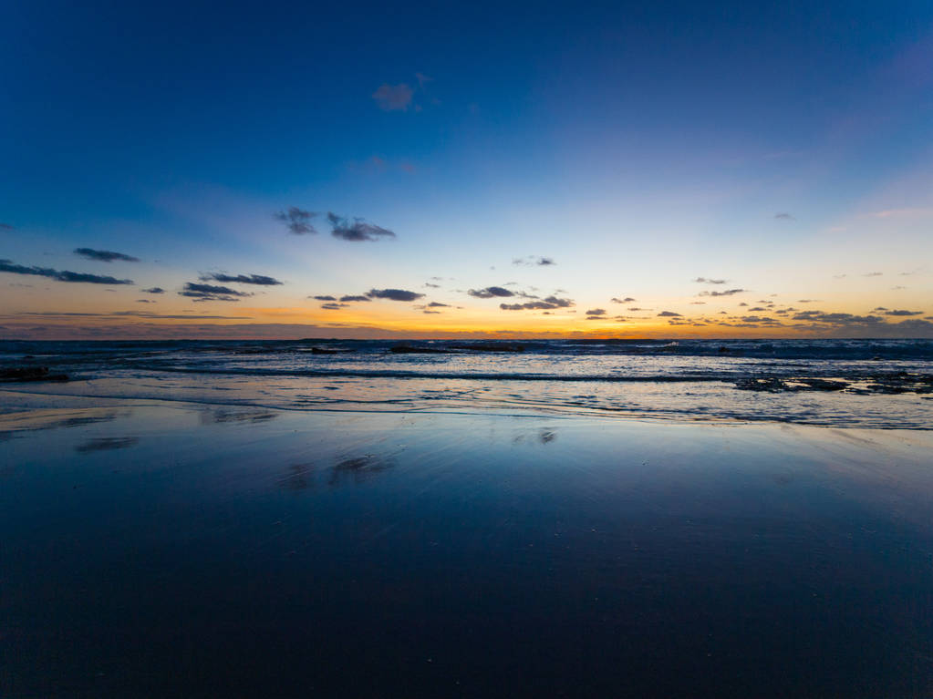 Una hermosa puesta de sol en una playa de Broome contra un cielo azul y naranja. Broome, Australia Occidental
 - Foto, Imagen