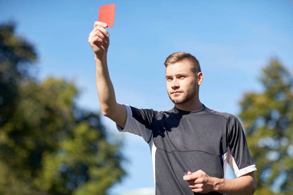 árbitro no campo de futebol mostrando cartão amarelo
 - Foto, Imagem