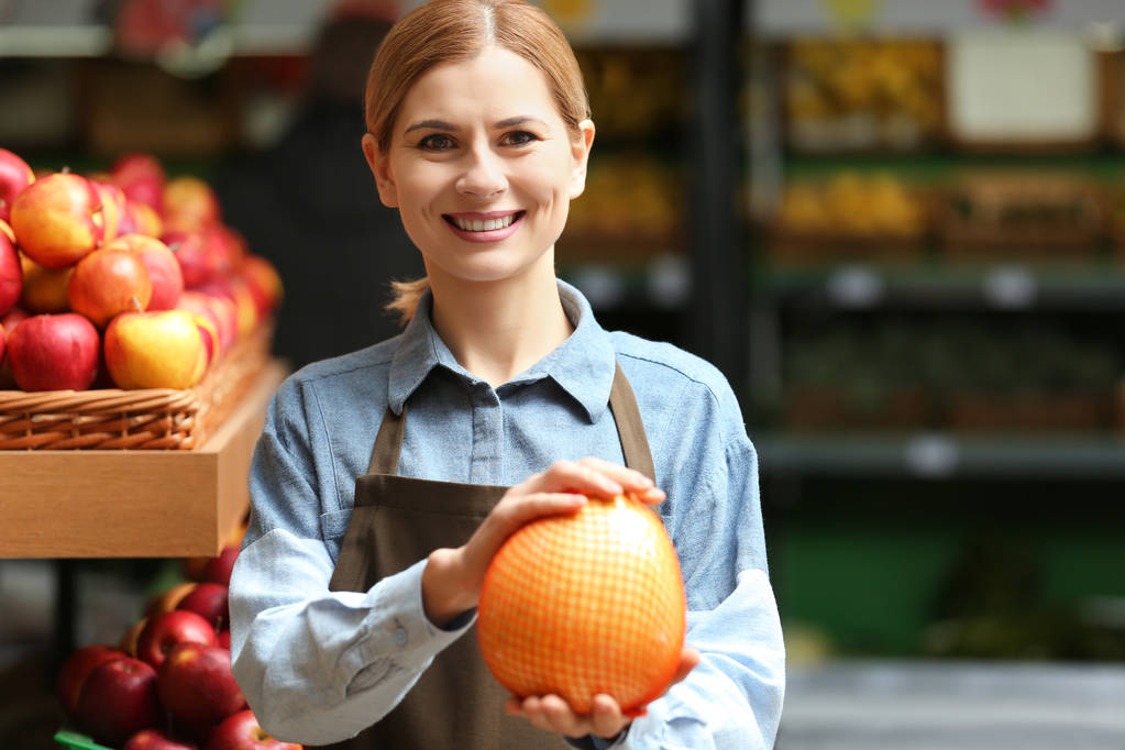 Bela vendedora com frutas
  - Foto, Imagem