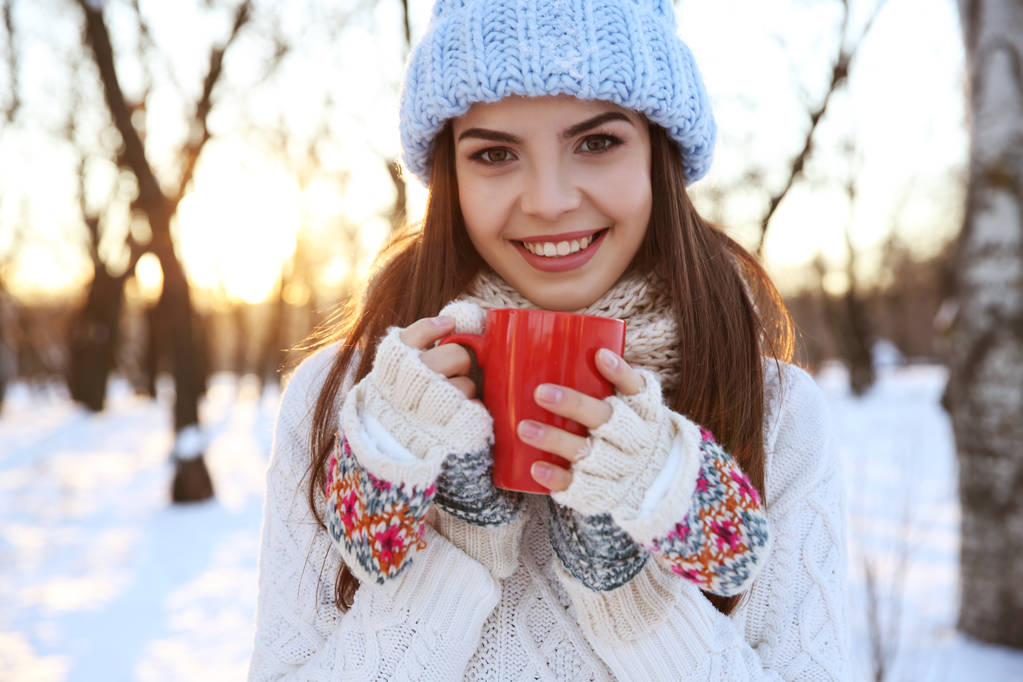 hermosa joven con taza de café  - Foto, Imagen