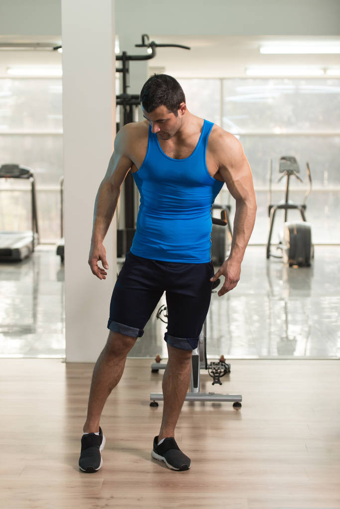 Hombre en camiseta Flexing Músculos
 - Foto, imagen