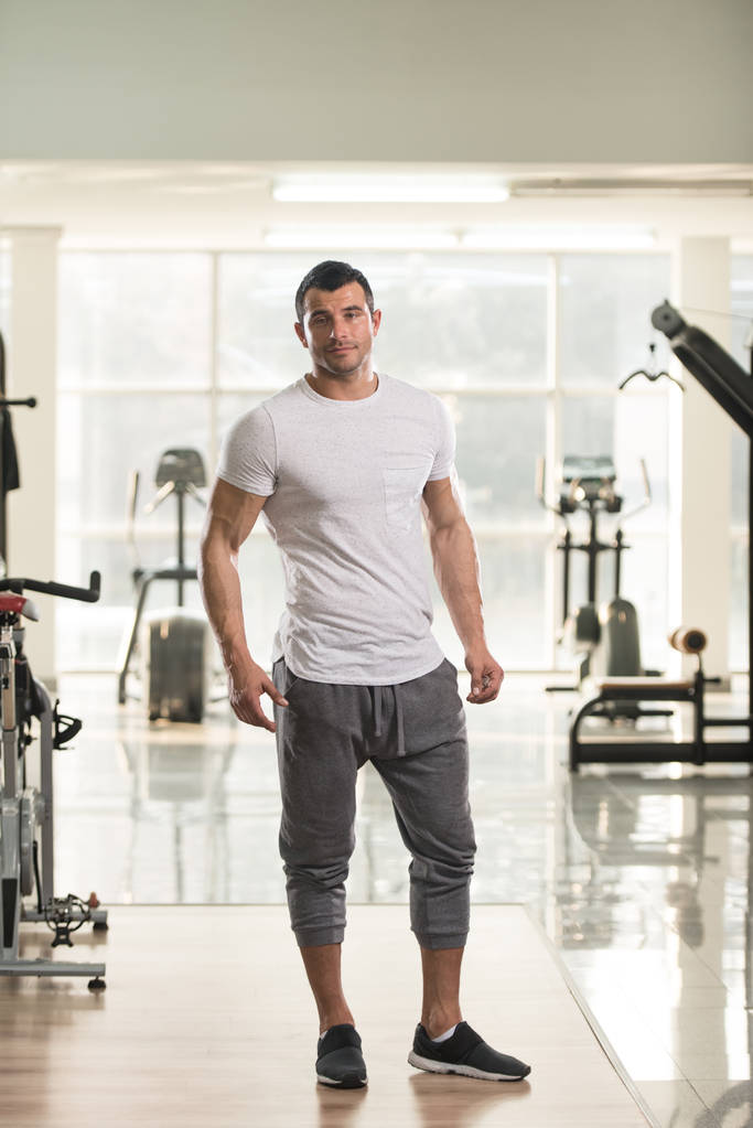 Retrato del Hombre Musculoso en Camiseta Blanca
 - Foto, Imagen