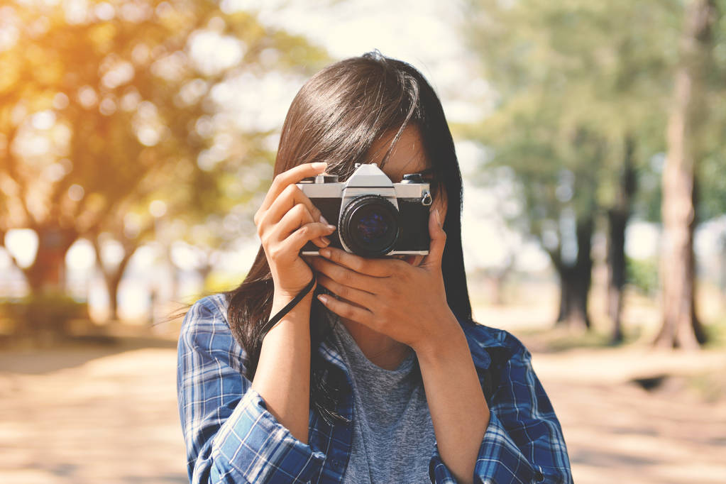 Asijské ženy držící fotoaparát natáčení - Fotografie, Obrázek