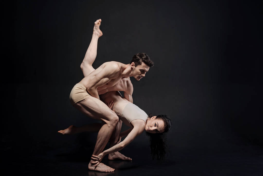 Atletas inspirados demostrando su flexibilidad en el estudio
 - Foto, Imagen