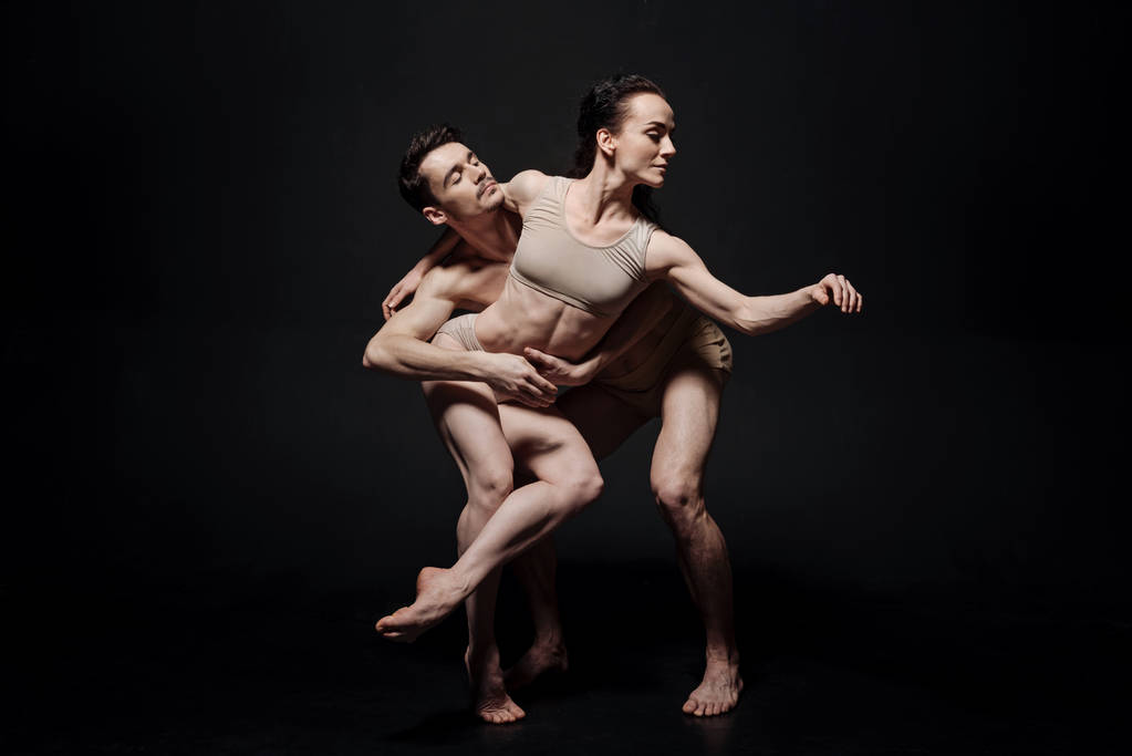 begeisterte Balletttänzer, die gemeinsam im Studio agieren - Foto, Bild