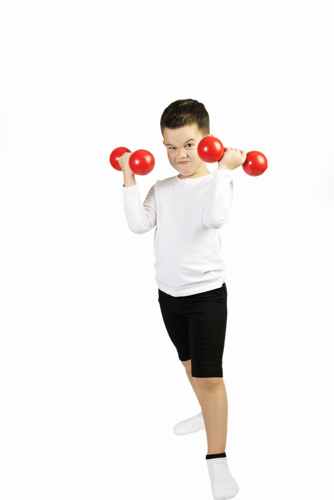 Niño haciendo ejercicios con pesas
 - Foto, imagen