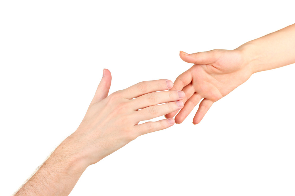La mano de las mujeres va a la mano del hombre sobre fondo blanco - Foto, imagen