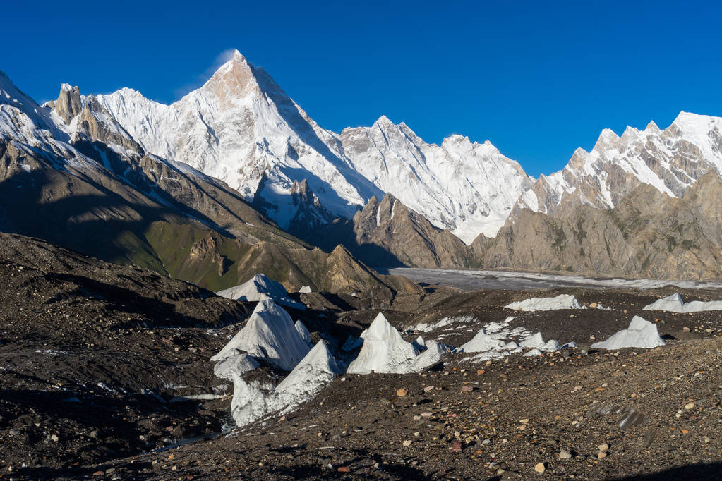 Masherbrum tai K1 vuoren huippu Goro II leirissä, K2 vaellus, Pakista
 - Valokuva, kuva