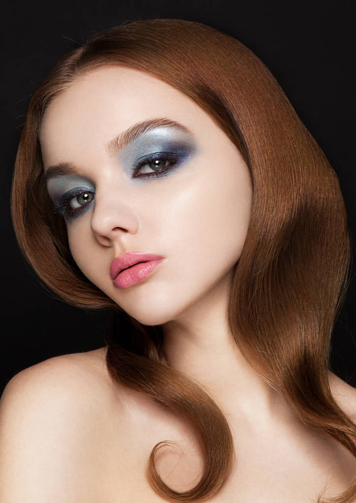 Schoonheid blauwe ogen roze lippen make-up fotomodel - Foto, afbeelding
