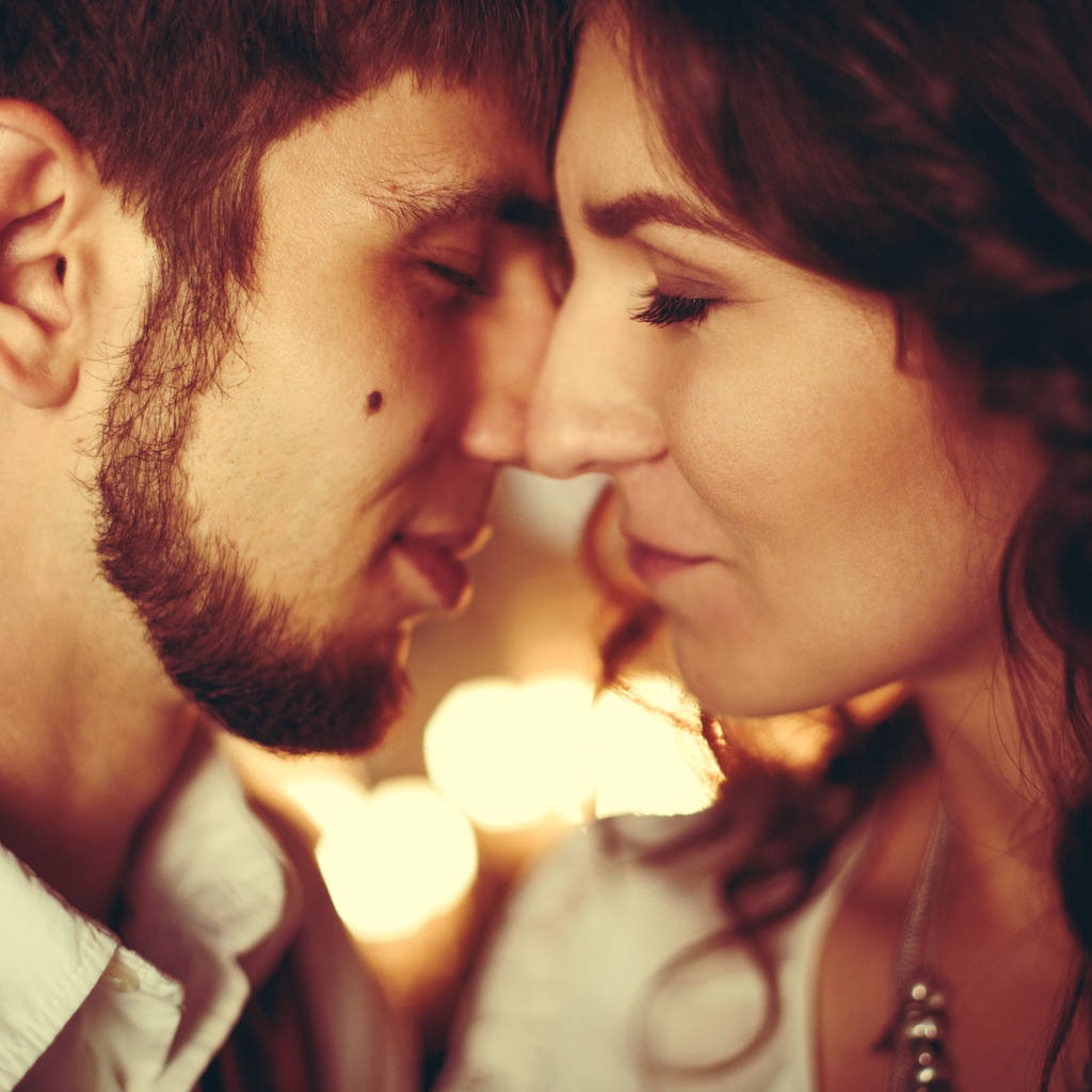 Kaunis rakastava pari suudella
 - Valokuva, kuva