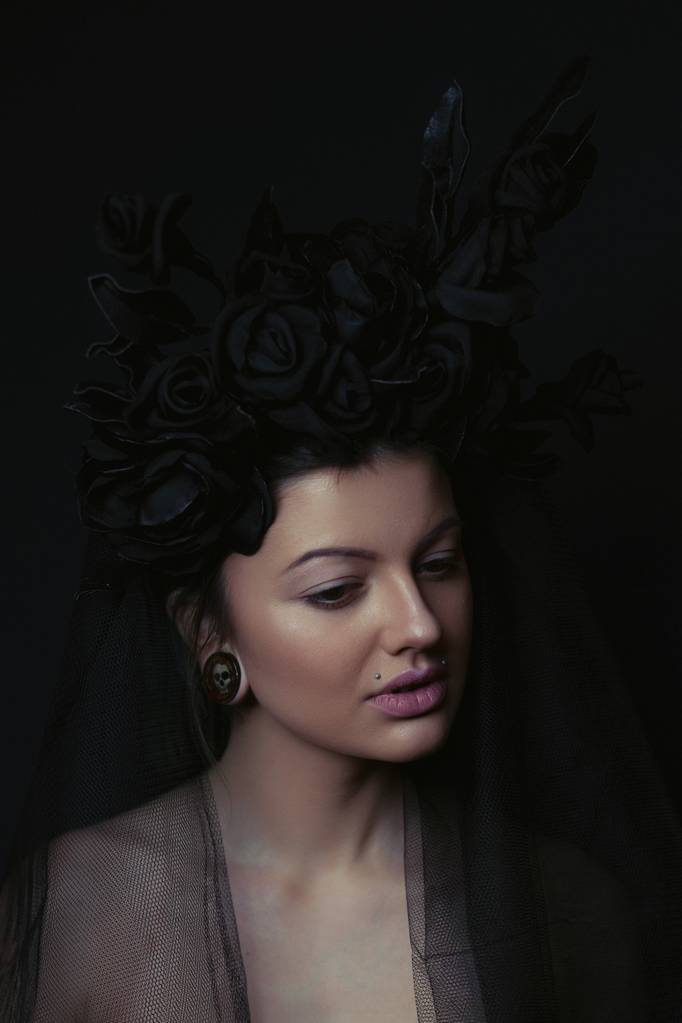 Γυναίκα με μαύρα λουλούδια και πέπλο - Φωτογραφία, εικόνα